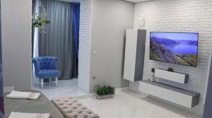 Una televisión o centro de entretenimiento en Heart of Chișinău