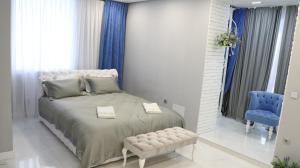 Una cama o camas en una habitación de Heart of Chișinău