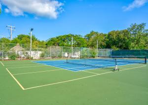 Tenis a/nebo squash v ubytování Ocean Pointe beach front Condo nebo okolí