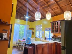 Nhà bếp/bếp nhỏ tại Howler House over the River