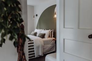 Un pat sau paturi într-o cameră la Enchanted - West Coast Private Wonderland