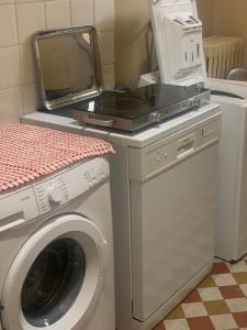 a microwave sitting on top of a washing machine at Chambres d hôtes H in Lavelanet