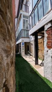 ein Gebäude mit einem Rasenplatz neben einem Gebäude in der Unterkunft El Altillo apartamento céntrico in Haro