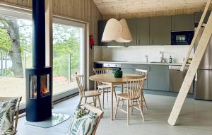 - une cuisine et une salle à manger avec un poêle à bois dans l'établissement Stunning Home In Myggenäs With Sauna, à Höviksnäs