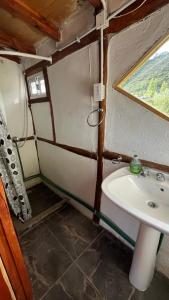 Domos Andinos HostCamp في بوتريريلوس: حمام مع حوض ونافذة +46 صورة