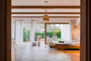 un salon avec un lit et une grande fenêtre dans l'établissement Treestudio Apartment, à Lipí