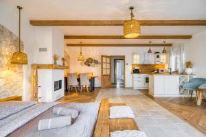 une chambre avec un grand lit et une cuisine dans l'établissement Treestudio Apartment, à Lipí