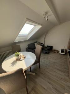 Et opholdsområde på Cozy apartment near HDZ-GOP