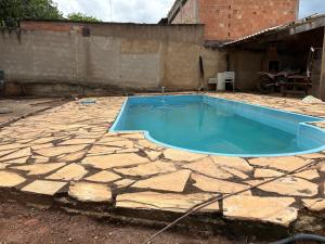 São Joaquim de BicasにあるRancho do solの石造りのパティオの上にあるプール