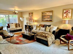 Гостиная зона в Peaceful Poolside Perfection near Wine Country