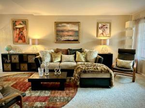 Гостиная зона в Peaceful Poolside Perfection near Wine Country