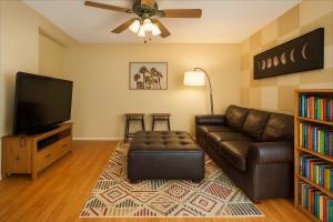Телевизор и/или развлекательный центр в Peaceful Poolside Perfection near Wine Country