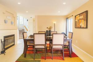 Гостиная зона в Peaceful Poolside Perfection near Wine Country