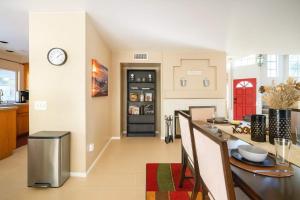 Кухня или мини-кухня в Peaceful Poolside Perfection near Wine Country
 +14 фотографий