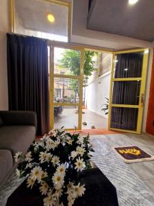 Ban công/sân hiên tại Nhà Nguyên Căn Đầy Đủ Tiện Nghi