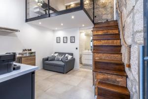 eine Treppe in einem Wohnzimmer mit Sofa in der Unterkunft Lapa 4 House in Porto