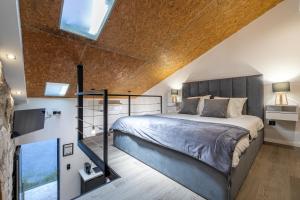 ein Schlafzimmer mit einem großen Bett und einem großen Fenster in der Unterkunft Lapa 4 House in Porto + 18 Fotos