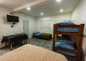 Ένα ή περισσότερα κρεβάτια σε δωμάτιο στο El jacaranda Alojamiento Diario +45 φωτογραφίες