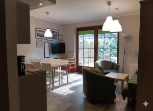 Μια τηλεόραση ή/και κέντρο ψυχαγωγίας στο domy szeregowe Nasza Chata - 4 minuty od plaży