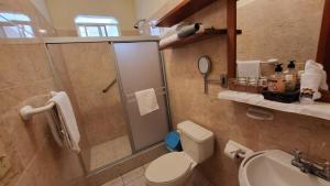 Un baño con ducha, inodoro y lavabo. en Hotel Del Sol Galapagos, en Puerto Ayora 41 fotos más