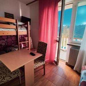 Nespecifikovaný výhled na hory nebo výhled na hory při pohledu z penzionu