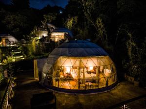 ÁlvarezCardedeu Domos的夜晚,一个巨大的圆形冰屋里亮着灯。