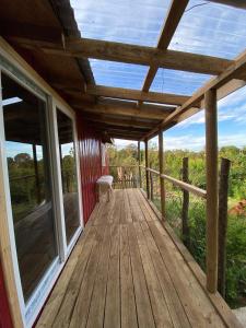 un porche de una casa con terraza de madera en Cabaña entre mares Huelmo, en Puerto Montt