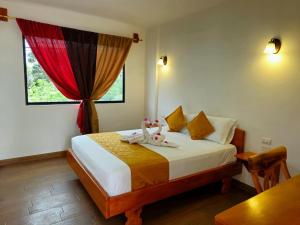 Un dormitorio con una cama con dos cisnes encima. en La Mirada Del Solitario George, en Puerto Ayora