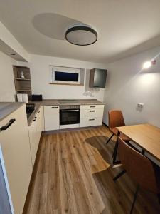 a kitchen with a table and a dining room at harmonische 2-Zimmer Ferienwohnung in Nörten-Hardenberg