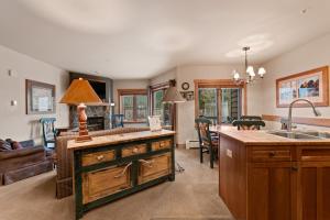 Eine Küche und ein Wohnzimmer mit Spüle und Arbeitsfläche in der Unterkunft Red Hawk Lodge 2204 in Keystone