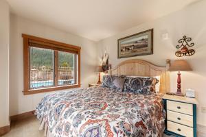 ein Schlafzimmer mit einem Bett und einem Fenster in der Unterkunft Red Hawk Lodge 2204 in Keystone + 34 Fotos
