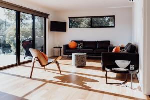 ビチェノにあるPods on Fraserのソファとテーブルのあるリビングルーム