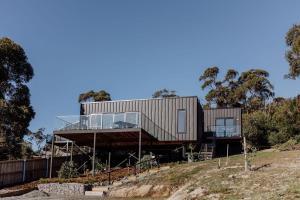 ビチェノにあるPods on Fraserの高台のガラス張り