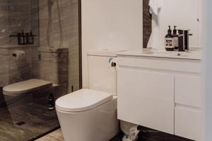 ビチェノにあるPods on Fraserのトイレとシャワー付きの白いバスルーム +16枚の写真