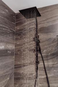 ビチェノにあるPods on Fraserの浴室のシャワーヘッド付きシャワー