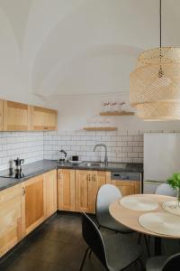 Køkken eller tekøkken på Mieszkania w Browarze