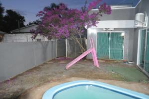 a pink x in the yard of a house at Casa de huéspedes Aruska in São Gabriel