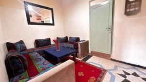 uma sala de estar com um sofá e uma mesa em Les appartements de la Koutoubia em Marraquexe