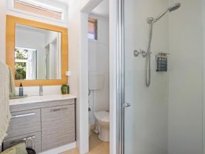 Koupelna v ubytování Peninsula Beach Motel + 35 fotografií