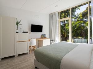 TV a/nebo společenská místnost v ubytování Peninsula Beach Motel