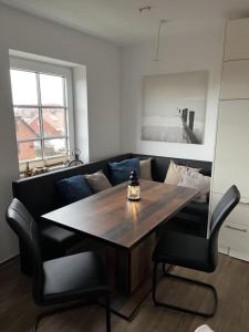 巴尔特鲁姆De Klipp in der Möwenburg的客厅里有一张桌子和一张沙发