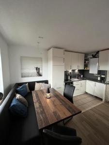 巴尔特鲁姆De Klipp in der Möwenburg的带沙发和木桌的客厅