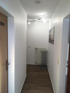 巴尔特鲁姆De Klipp in der Möwenburg的一条空荡荡的走廊，一面白墙，还有走廊ngthngthngthngthngthngth