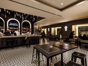 Mercure Lugo Centro في لوغو: مطعم فيه ناس جالسين في بار +57 صورة