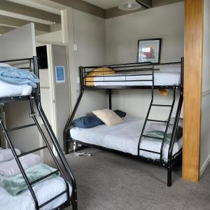 Un pat sau paturi într-o cameră la Cosmopolitan Hotel