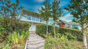 Exclusive Modern Villa with Panoramic Views في Vestmanna: منزل عليه سقف من العشب