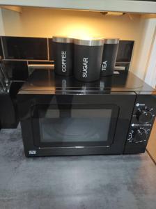 een magnetron met twee kopjes erop bij Relax Graza of Marsel in Cambridge