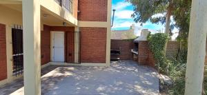 El Encuentro في لاس غروتاس: مبنى من الطوب مع باب أبيض وبوابة