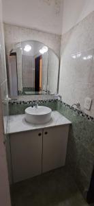 un baño con lavabo y espejo en El Encuentro, en Las Grutas