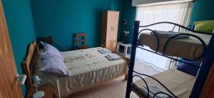 El Encuentro في لاس غروتاس: غرفة نوم بسريرين بطابقين وجدران زرقاء
